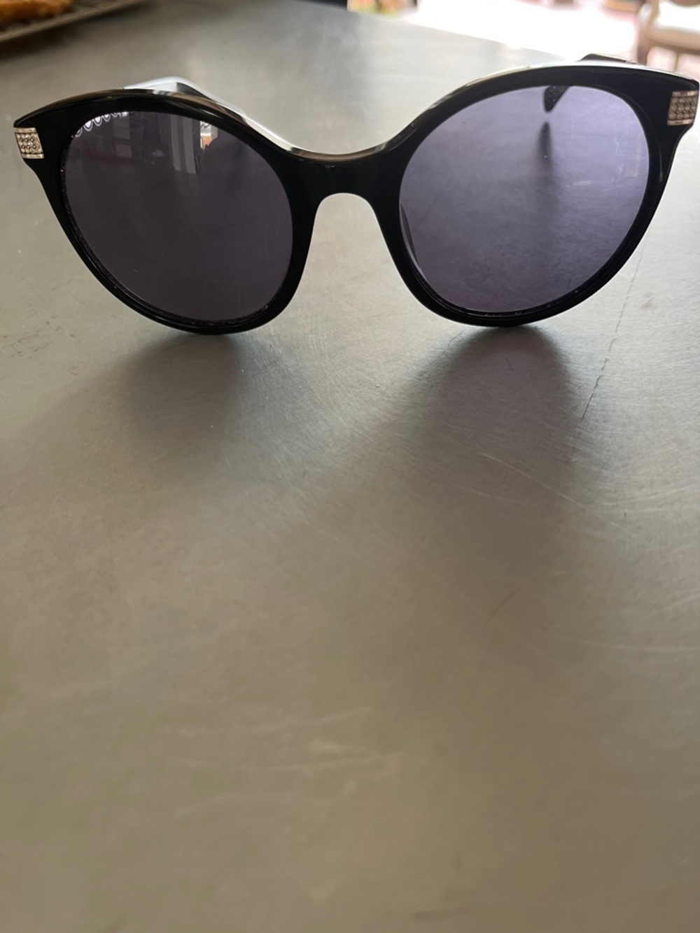 Brighton-sunglasses 

Black Round Women's Sunglasses - Classic Statement
